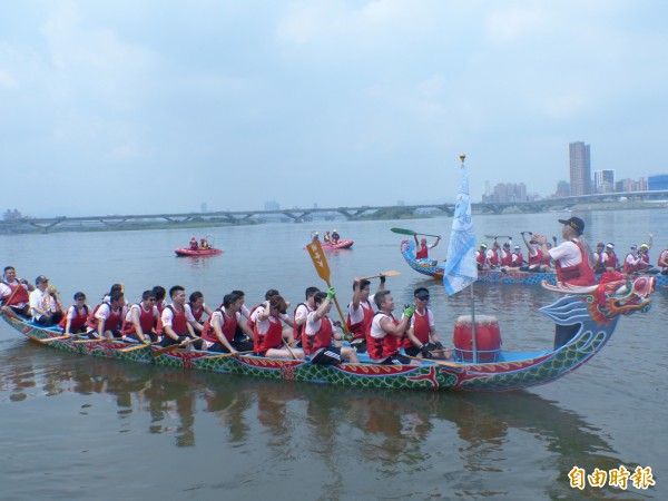 台北霞海城隍廟舉辦「霞海城隍坐龍舟　大稻埕溯源巡境」活動，也紀念淡水母河促進台北城市的發展。（記者蕭婷方攝）