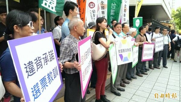 憲改團體、公民團體今天齊聚立法院外抗議。（記者蘇芳禾攝）