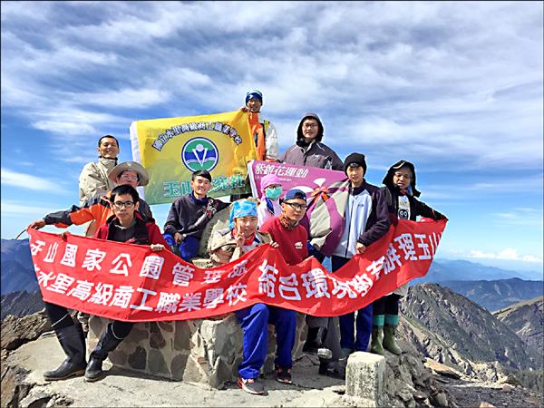 水里商工師生日前單攻玉山，就是循專案方式申請，未來玉管處將要求申請團體必須投保登山險才准入山。（圖由水里商工提供）