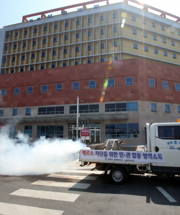 香港學者赴南韓考察，直指醫院冷氣的抽氣系統為疫情擴散主因，圖為平澤聖母醫院。（歐新社）