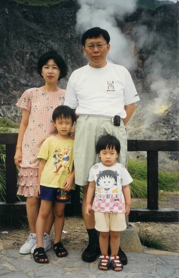 陳佩琪貼出全家出遊的合照，柯文哲身穿短褲。（取自陳佩琪臉書）