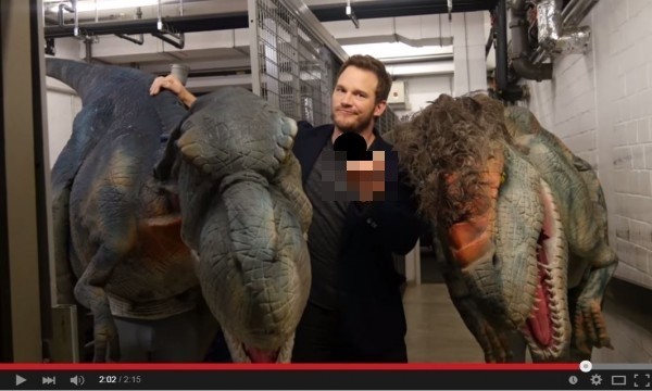 克里斯普瑞特（Chris Pratt）被波蘭整人團隊SA Wardęga以假亂真的恐龍嚇到飆髒話，合影時忍不住比中指。（圖擷自YouTube） 