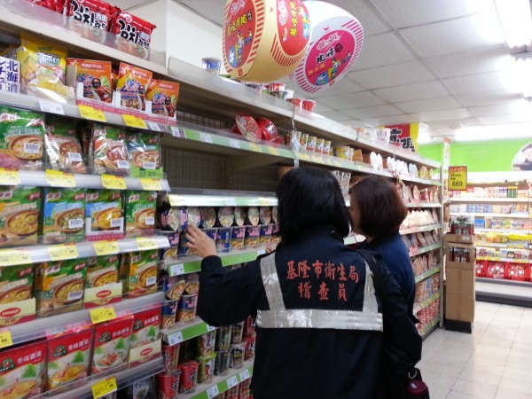 日本福島核災區食品疑遭不肖業者變更產地標籤後輸台，新北地檢署今天偵查終結，起訴2業者。圖為稽查員到賣場稽查，了解有無來自日本核災區食品被竄改銷售情形。（圖為基隆市衛生局提供）