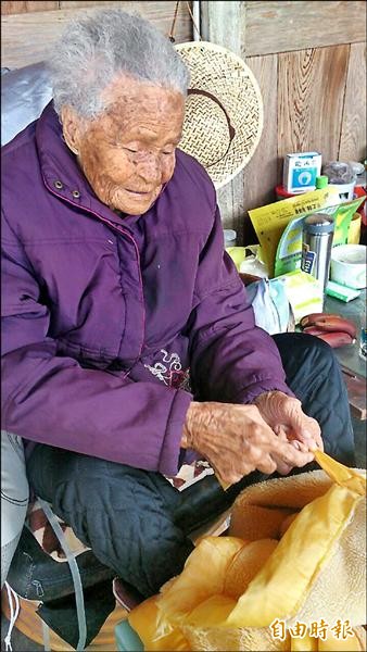 黃楊清妹說接生的故事，還做動作說明，生死的故事說不完。（記者余雪蘭攝）