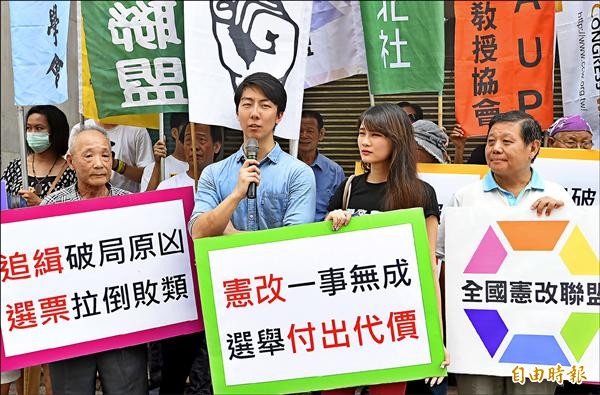 由於朝野黨團立場歧異，修憲案昨宣告破局，全國憲改聯盟等團體昨在立院外抗議，並指將發動「反輔選運動」，讓應當負起政治責任的總統、立委候選人落選。（記者張嘉明攝）