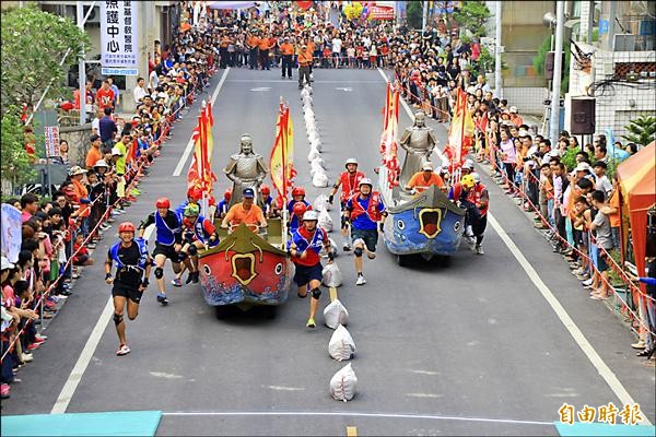 每年11月舉辦的國姓鄉「搶成功」客家文化活動，也可讓日本學生親身體驗台灣客家文化。（記者佟振國攝）