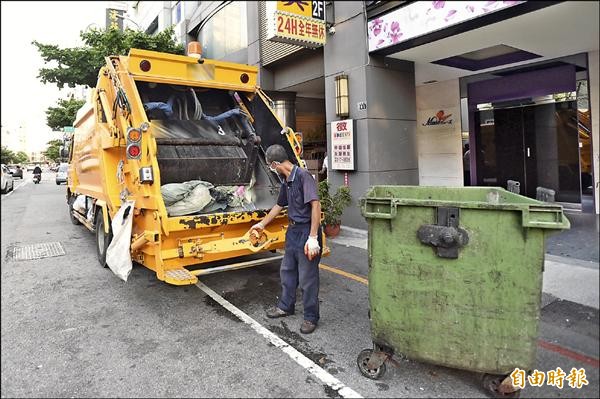 民營清潔公司清運垃圾，近日有漲價情形。（記者廖耀東攝）