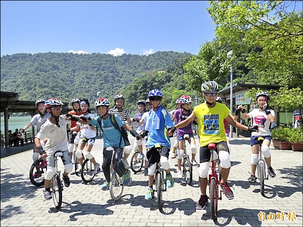 清溝國小舉辦路跑、游泳、騎單車的小鐵人挑戰活動，有學生用獨輪車參加，非常特殊。（記者王揚宇攝）