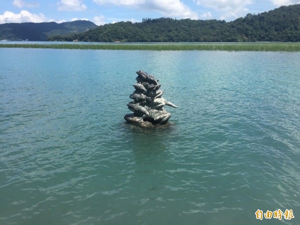 日月潭近期水位都在747公尺處徘徊，知名九蛙疊像也有近半入水。（記者劉濱銓攝）