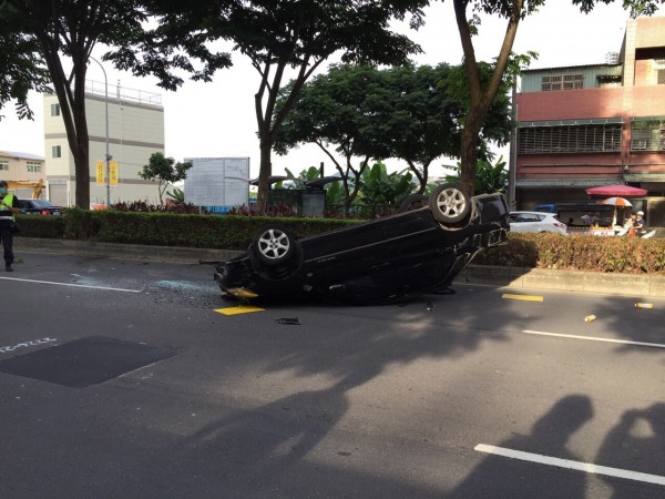 周男轎車為閃避騎士翻車四輪朝天。（圖由民眾提供）