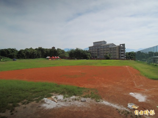 國立暨南國際大學校內的簡易壘球場，教育部將補助3000萬元整建為標準壘球場。（記者佟振國攝）