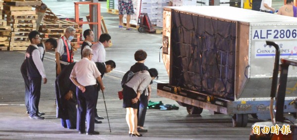 香港東方日報創辦人馬惜珍棺木昨晚送桃園機場，將搭於今天搭乘華航班機運送回香港落葉歸根，昨晚他的家人都在機場送行。（記者姚介修攝）