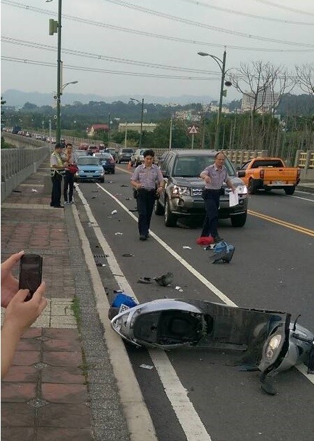 男子被車攔腰撞上後，機車零件散落一地。（記者劉濱銓翻攝）