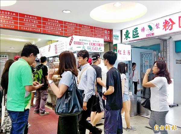 知名冰店東區粉圓5月起悄悄降回一碗冰60元，生意強強滾。（記者葉冠妤攝）