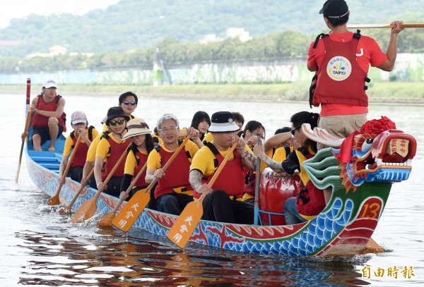 馮光遠（中）明天將在龍舟賽擔任奪標手。（資料照，記者羅沛德攝）