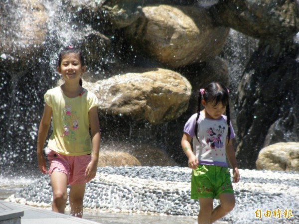 壽山動物園親水廣場今恢復供水，圖為孩童在瀑布區前戲水場景。（記者王榮祥攝）