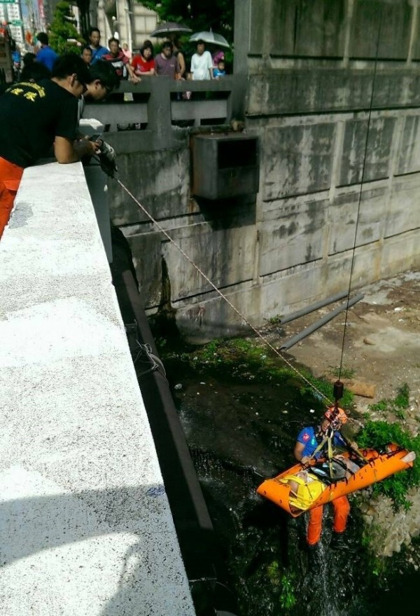 轎車失控，路人被撞落兩層樓深的南崁溪。（記者鄭淑婷翻攝）