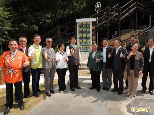 白河關子嶺「溫泉交流紀念碑」今天揭幕，見證關子嶺溫泉與日本霧島溫泉締結友好協議。（記者楊金城攝）