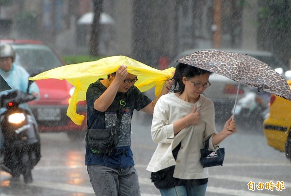 氣象局在下午發布大雨特報，指各地山區及基隆北海岸、新北市、宜蘭地區、南投地區有發生局部大雨的機率，提醒民眾外出仍須留意天氣變化。（資料照，記者廖振輝攝）