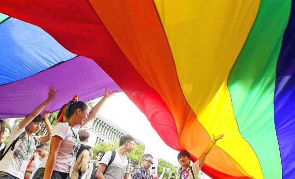 Participants hold giant rainbow flags during the Taipei Pride parade on Oct. 25 last year.
Photo: Reuters