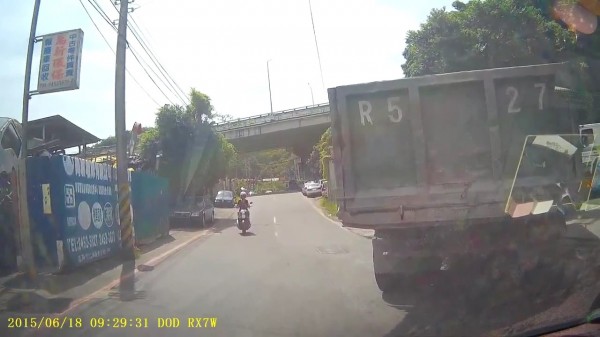 安男的汽車欲超砂石車，見謝女機車後立刻停下來。（記者吳政峰翻攝自YouTube）