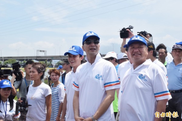 國民黨主席、新北市長朱立倫（右二）今出席龍舟賽。（記者陳韋宗攝）