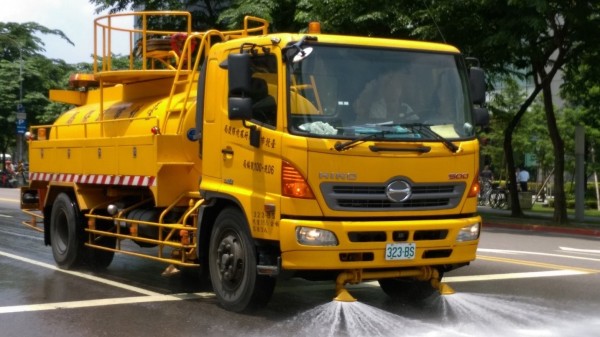 台北市環保局將出動洗街車，灑水降溫。（台北市環保局提供）