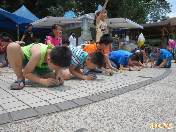 天空之橋端午「立蛋挑戰賽」，有小選手不到30秒就立好蛋，連大人都自嘆不如。（記者劉濱銓攝）