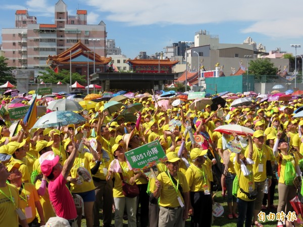 「穿木屐躦鯪鯉」共有5008人參加，創下金氏紀錄。（記者張菁雅攝）