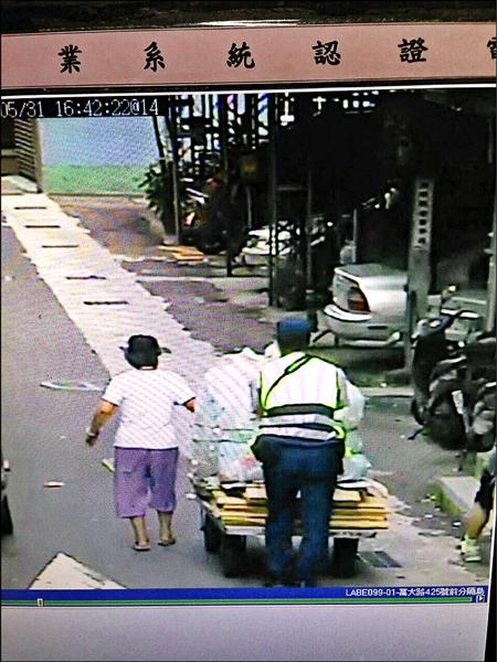 警員陳聖育幫阿嬤推車送到對街路口人行道。（記者陳恩惠翻攝）