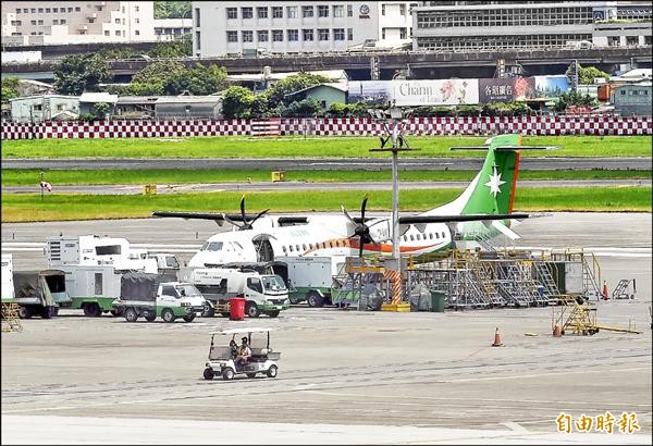 端午連續假期開始，立榮航空１９日飛金門班機故障，造成航班大亂，旅客在松山機場等候。圖為機場停機坪上，立榮航空飛機作業情形。（記者方賓照攝）