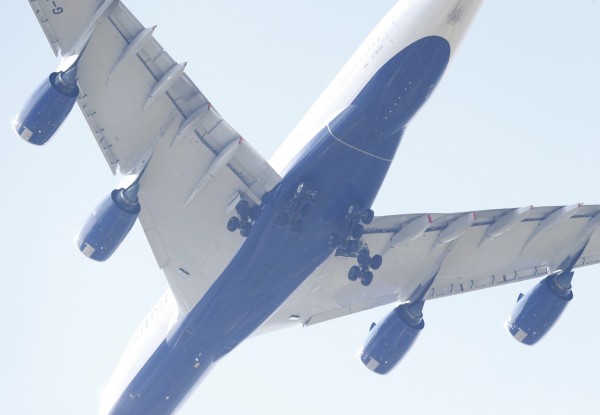 偷渡客躲在英國航空公司（British Airways）班機的起落架上，意圖從南非偷渡至英國。（路透）