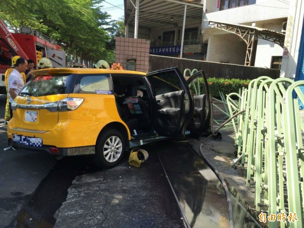 施姓運將（32歲）駕車撞上工廠鐵柵欄門柱，送醫不治。（記者黃旭磊攝）