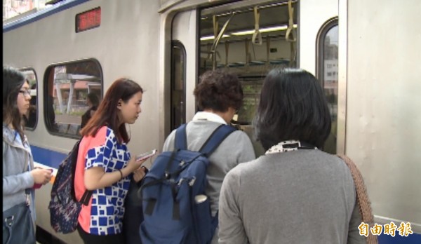 台鐵一列區間車上午撞擊闖越平交道的路人，路人當場死亡，西線中斷，只能利用東線以單線雙向通行，影響上萬人。示意圖，與本新聞無關。（資料照，記者李容萍攝）