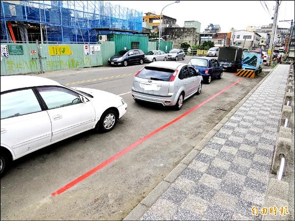 新竹縣竹東鎮仁愛停車場周邊路段上週劃設紅線，民眾對此反應不一。（記者蔡孟尚攝）