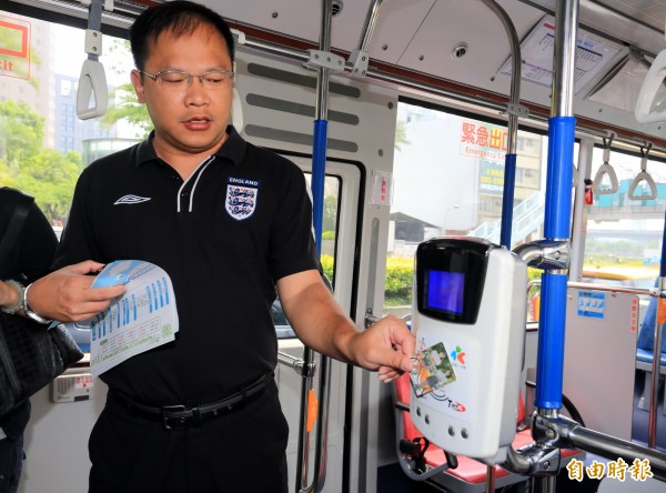 台中市交通局長王義川提醒民眾，搭乘台灣大道幹線公車時，上下車都要刷卡。（記者張菁雅攝）