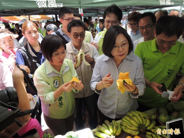 小英大口品嚐「烏香」露出驚豔的表情。（記者蔡清華攝）