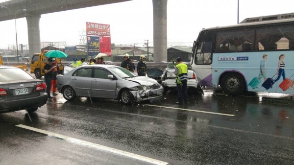 中山高發生6車追撞，幸僅2名乘客輕傷。（記者曾健銘翻攝）