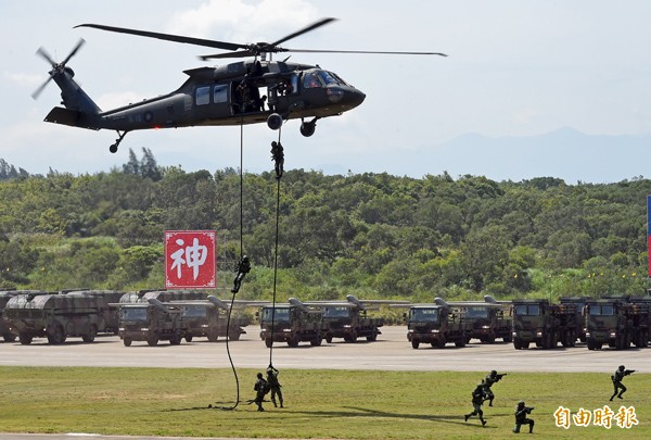 圖為漢光31號國防戰力演習11日在新竹湖口營區舉行預演，特戰部隊自黑鷹直升機垂降，進行快速突擊。（資料照，記者張嘉明攝）