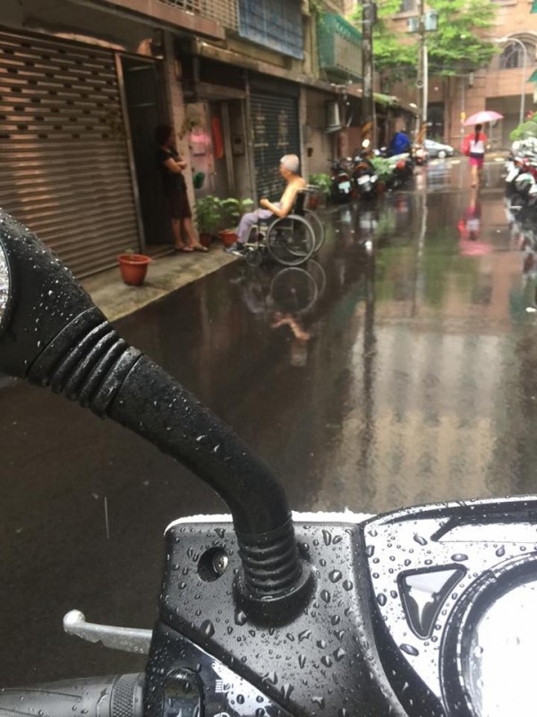 網友目擊看護把上身赤裸的老人推到雨中淋雨。（圖擷自臉書）