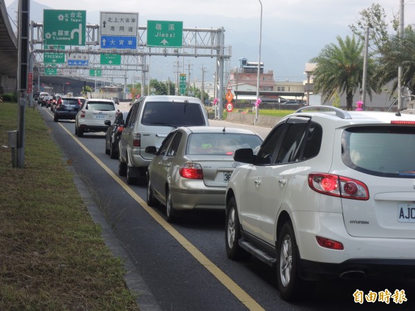 國五宜蘭交流道，午後北上車流激增。（記者江志雄攝）