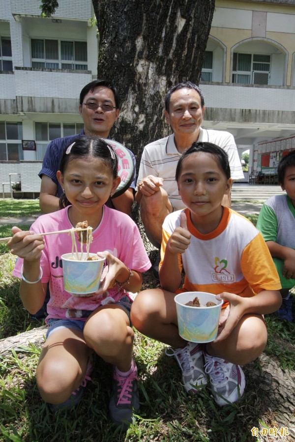 佳佐國小中興分校學童上個月底拿下全國青少年躲避盤錦標賽冠軍，今天大啖「冠軍」牛肉麵。（記者邱芷柔攝）