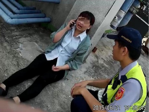 黃女因失戀意圖輕生，幸及時被警方在十四樓頂尋獲。（記者許國楨翻攝）