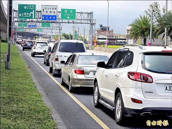 端午節收假，國五宜蘭交流道，昨天午後北上車流激增。（記者江志雄攝）