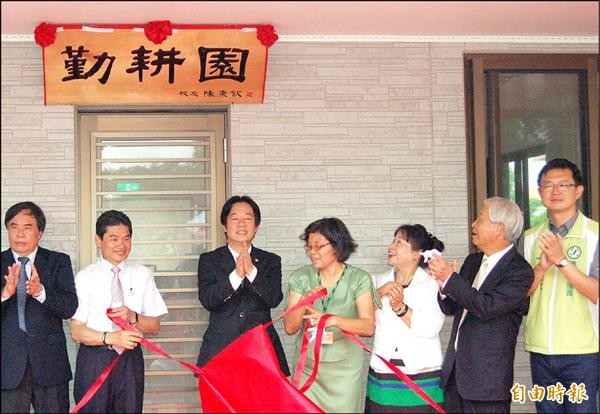 後壁國小新建圖書館勤耕園由市長賴清德（左三）、捐贈校友陳東欽（左二）與各界人士共同揭幕。（記者王涵平攝）