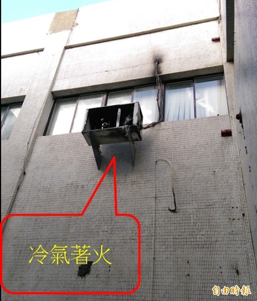 核三廠廠區外圍模擬操作中心外牆冷氣機，昨晨5時許不明原因故障起火。（記者蔡宗憲攝）