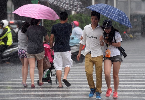 中央氣象局發布大雨特報！台南以北、東北部地區、東部山區及南部山區，皆有局部大雨發生機率，提醒民眾，要注意瞬間大雨、雷擊、強陣風及溪水暴漲。（資料照，記者簡榮豐攝）