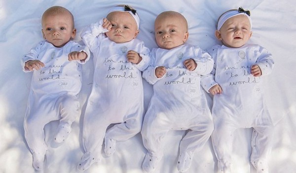 英國一名女子產下罕見的四胞胎。（圖擷取自每日郵報）