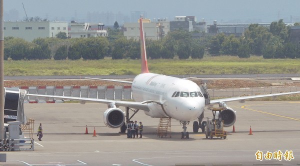 復興航空原訂今天（22日）上午7時45分從澎湖馬公起飛往高雄小港GE211班機，因輪胎過熱延遲起飛，引起機上乘客不滿。（資料照，記者姚介修攝）