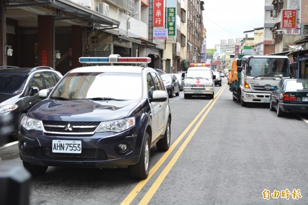 員警陳志彬的大體由台中市警方以巡邏警車高規格護送回到彰化市住處。（記者湯世名攝）